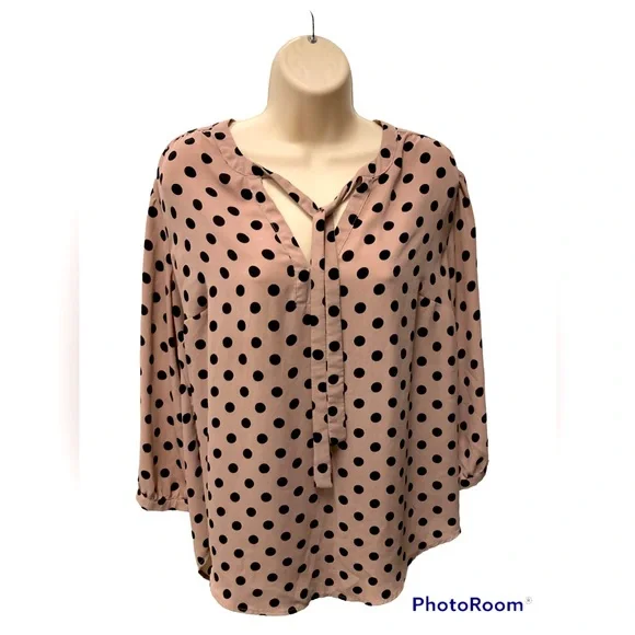 🌸Torrid Georgette Bowtie Blouse Blush Polka Dot size 1X - Picture 1 of 4